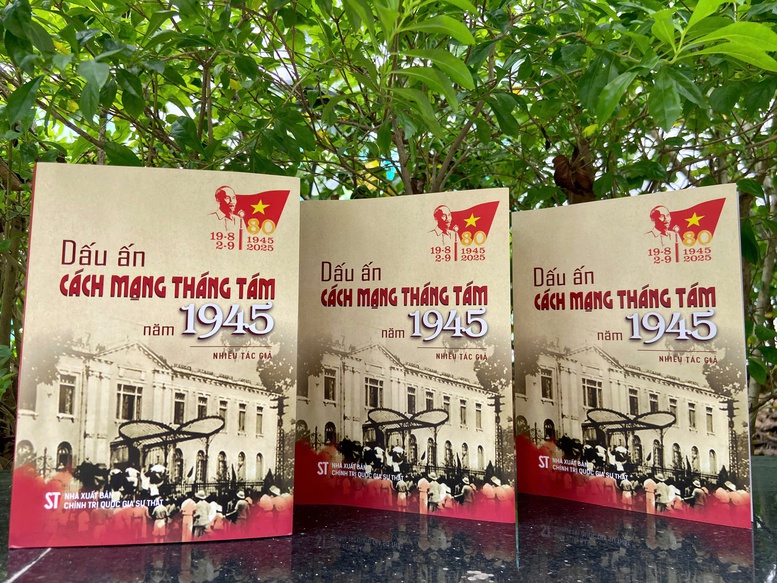 Sống lại những ngày lịch sử qua từng trang sách ‘Dấu ấn Cách mạng Tháng Tám năm 1945’